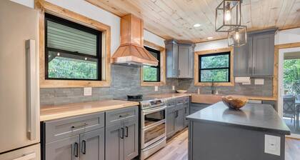 The Brown Bear Lodge Creek side & family friendly with hot tub!