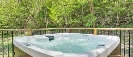 Outdoor spa tub