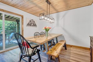 Dining - The Brown Bear Lodge Creek side & family friendly with hot tub! (Bedford)