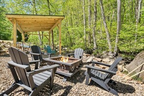 Property grounds - The Brown Bear Lodge Creek side & family friendly with hot tub! (Bedford)