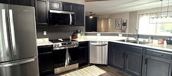 Retreat Near Lejeune & OAJ • Hot Tub • EV Charger