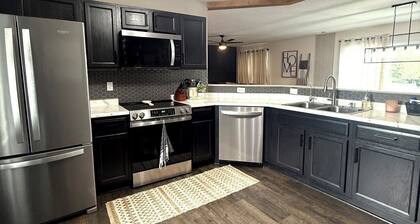 Retreat Near Lejeune & OAJ • Hot Tub • EV Charger