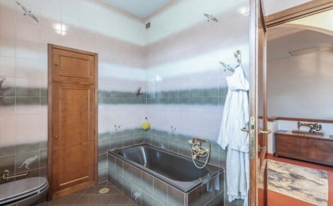 Regadera, secadora de cabello, bidet, toallas 