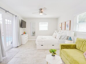 Iron/ironing board, WiFi, bed sheets - Stylish 1-bedroom Studio with AC in peaceful Tampa neighborhood (Tampa)