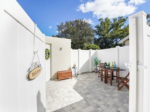 Outdoor dining - Stylish 1-bedroom Studio with AC in peaceful Tampa neighborhood (Tampa)