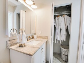 Shower, hair dryer, towels, soap - Stylish 1-bedroom Studio with AC in peaceful Tampa neighborhood (Tampa)