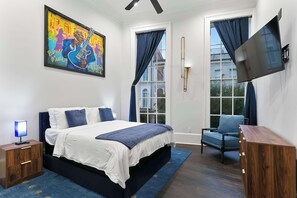 2 habitaciones, escritorio y tabla de planchar con plancha 