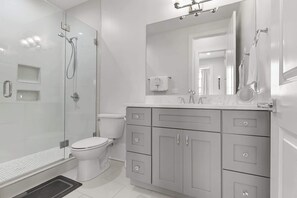 Shower, hair dryer, towels, shampoo - The Melody the Brass suite  Authentic New Orleans (New Orleans)