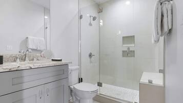 Een douche, een haardroger, handdoeken, shampoo