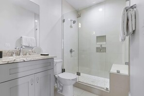 Dusche, Haartrockner, Handtücher, Shampoo