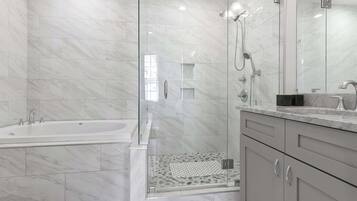 Een douche, een haardroger, handdoeken, shampoo