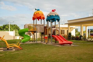 Ein Spielplatz mit Rutschen und Klettergerüsten.
