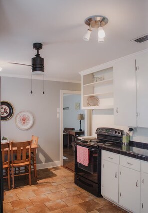Private kitchen - Work Trip & Family Friendly - 3BR House in Historic Sayles. Long Term Stays (Abilene)