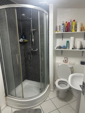 Shower, soap, toilet paper - Cosy Double room, 3mins walk to seaside, restaurant, town and shops. (Worthing)