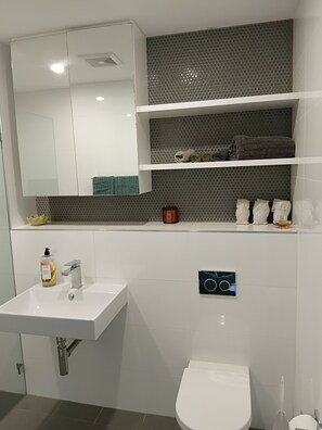 Doccia, asciugacapelli, asciugamani, sapone
