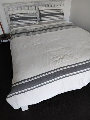 Iron/ironing board, WiFi, bed sheets -  Spacious Modern apartment Dee Why (Dee Why)