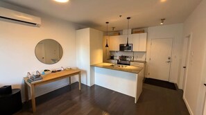 Private kitchen - Amazing 1BR near downtown With gym and pool in building (Montréal)