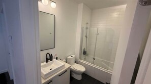 Bathroom - Amazing 1BR near downtown With gym and pool in building (Montréal)