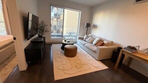 Living area - Amazing 1BR near downtown With gym and pool in building (Montréal)
