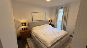 Room - Amazing 1BR near downtown With gym and pool in building (Montréal)