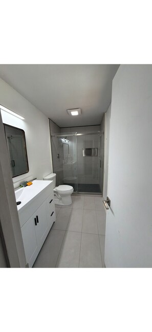 Dusche, Handtücher, Seife, Toilettenpapier