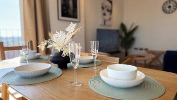 Apartment, 1 Bedroom, Accessible, Smoking | Dining room