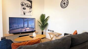 Apartment, 1 Bedroom, Smoking | Living room