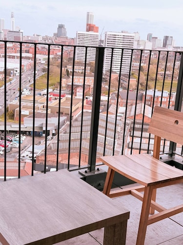 One Bedroom Flat With Balcony Views in Birmingham