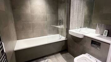 Apartment, 1 Bedroom, Accessible, Smoking | Bathroom