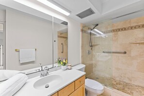 Douche, sèche-cheveux, bidet, serviettes fournies