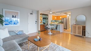 Una sala moderna con un sofá, una mesa de centro y un cuadro en la pared.