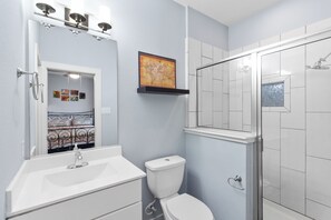 Shower, hair dryer, bidet, towels - Rooftop Terrace Oasis - Near Pearl & Riverwalk (San Antonio)