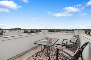 Outdoor dining - Rooftop Terrace Oasis - Near Pearl & Riverwalk (San Antonio)