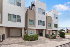 Exterior - Rooftop Terrace Oasis - Near Pearl & Riverwalk (San Antonio)