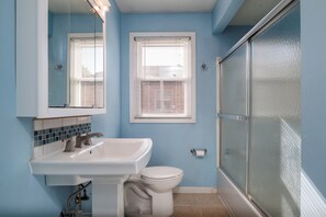 Een haardroger, een bidet, handdoeken, zeep