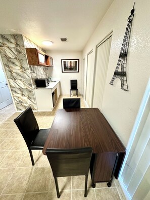 Dining - Cozy 2-bedroom condo with AC in Fresno neighborhood (Fresno)
