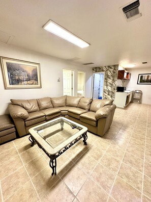 Living area - Cozy 2-bedroom condo with AC in Fresno neighborhood (Fresno)