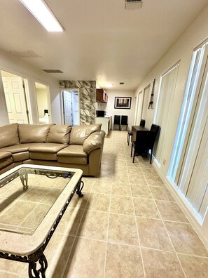 Living area - Cozy 2-bedroom condo with AC in Fresno neighborhood (Fresno)