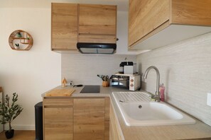 Private kitchen - Studio cabin with terrace, pool, and parking (LE GRAU DU ROI)