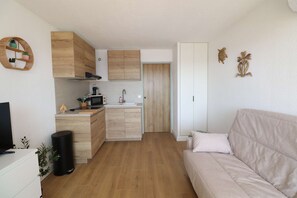 Living area - Studio cabin with terrace, pool, and parking (LE GRAU DU ROI)