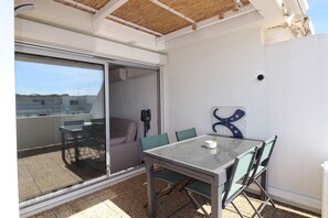 Outdoor dining - Studio cabin with terrace, pool, and parking (LE GRAU DU ROI)