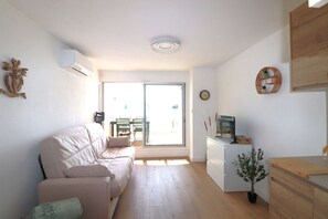 Living area - Studio cabin with terrace, pool, and parking (LE GRAU DU ROI)