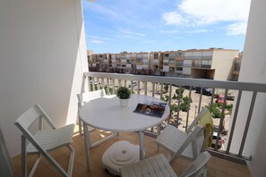 Unclassified image, 2 of 18, button - T2 cabin for 4 people, terrace, parking near the beach (LE GRAU DU ROI)