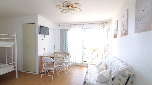 Unclassified image, 1 of 18, button - T2 cabin for 4 people, terrace, parking near the beach (LE GRAU DU ROI)