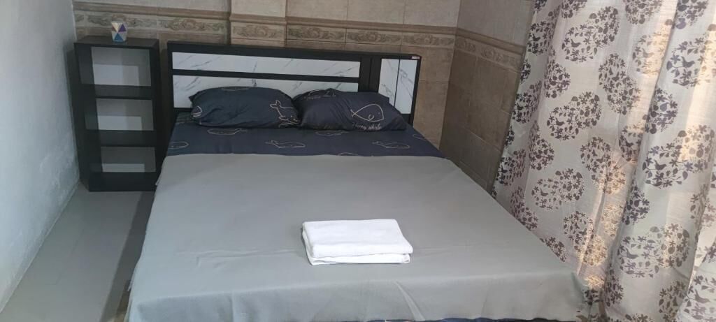 Economy Double Room, Partial Sea View | Peti besi dalam bilik, meja, ruang kerja komputer riba 