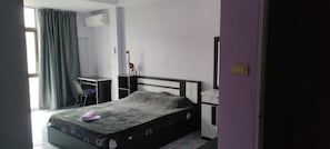 Comfort Double Room, Partial Sea View | Peti besi dalam bilik, meja, ruang kerja komputer riba 