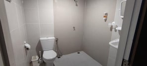 Comfort Double Room, Partial Sea View | Bilik Mandi | Pancuran mandi, tuala disediakan, sabun, tisu tandas 