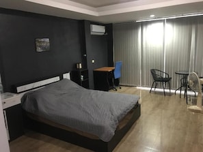 Comfort Double Room, Partial Sea View | Peti besi dalam bilik, meja, ruang kerja komputer riba 