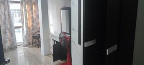Chambre Double Économique, vue partielle sur la mer | Intérieur