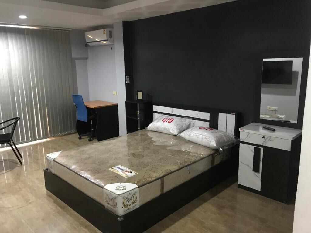 Comfort Double Room, Partial Sea View | Peti besi dalam bilik, meja, ruang kerja komputer riba 